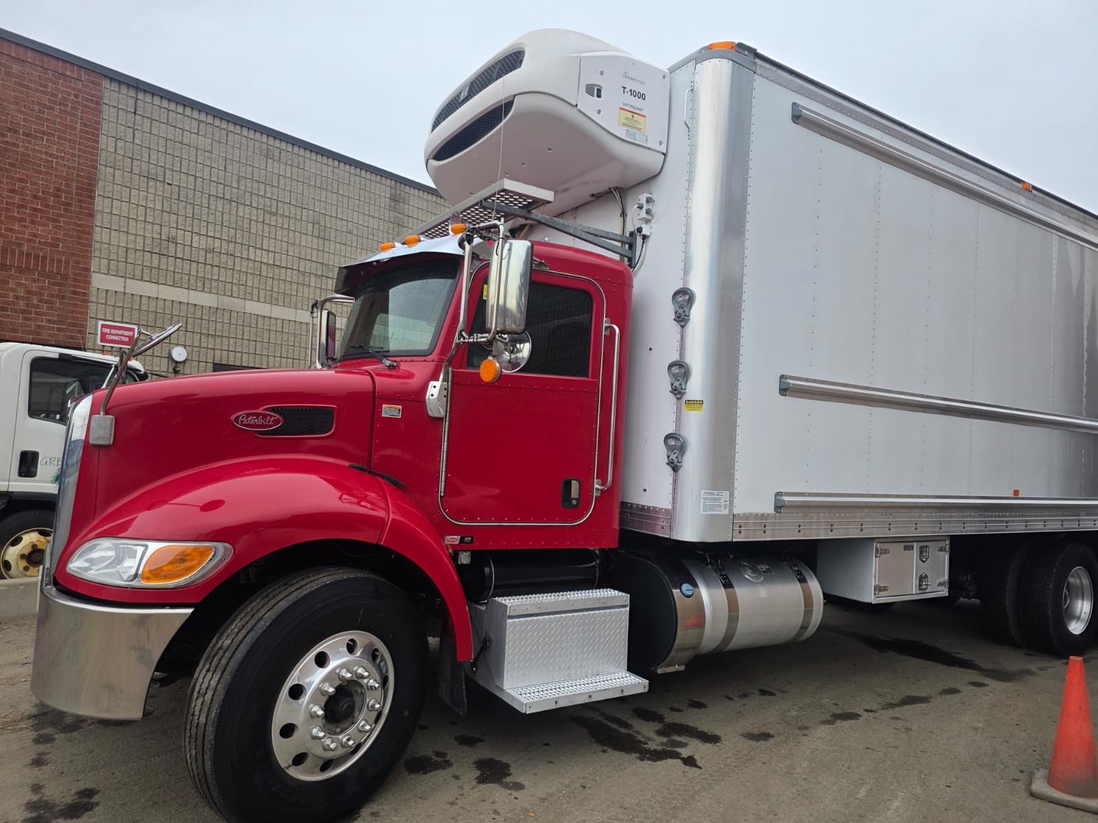 2018 peterbilt 28ft reefer box rendom axles 
